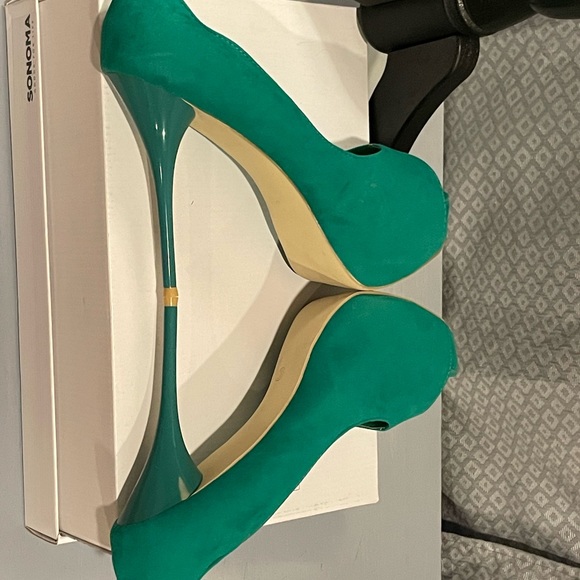 Green Velvet Slip On Charles Albert Stilettos/ Pumps.💢 - Picture 4 of 5